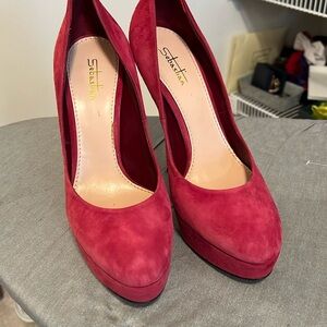Pink suede round toed platform pumps
